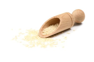 Beyaz arka planda izole edilmiş susam tohumları. Yüksek çözünürlüklü. Tam alan derinliği.