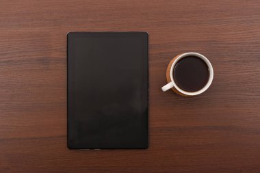 Mobil cihaz tableti ahşap arka planda izole edildi. Yüksek çözünürlüklü. Tam alan derinliği.