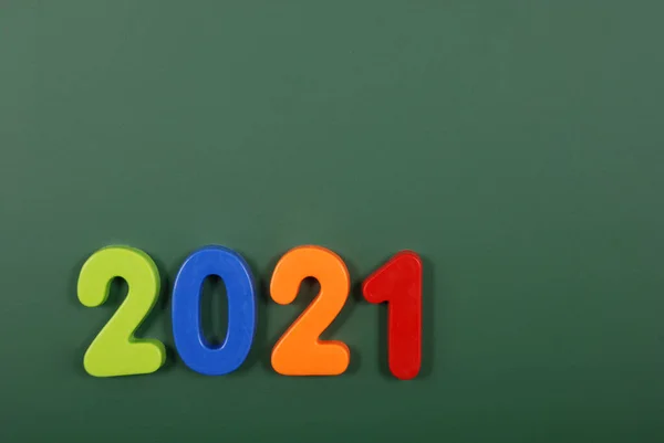 2021 Ano Escrito Plástico Brilhante Letras Magnéticas Preso Uma Placa — Fotografia de Stock