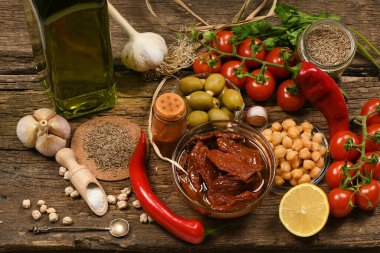 Tahta arka planda humus için çeşitli otlar ve baharatlar. Yüksek çözünürlüklü. Tam alan derinliği.