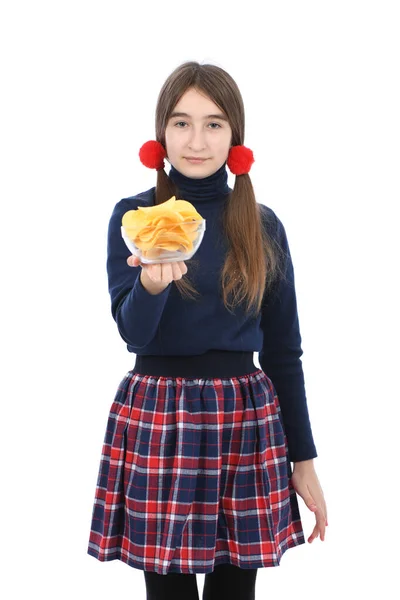 Vorpubertierendes Mädchen Hält Eine Schüssel Voller Kartoffelchips Der Hand Vereinzelt — Stockfoto