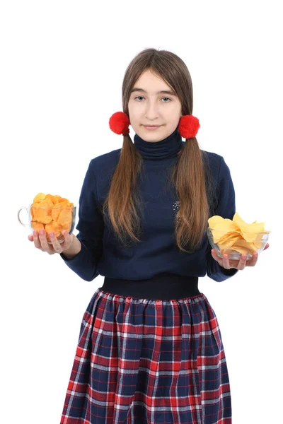 Rapariga Pré Adolescente Pesa Duas Taças Cheias Batatas Fritas Isolado — Fotografia de Stock