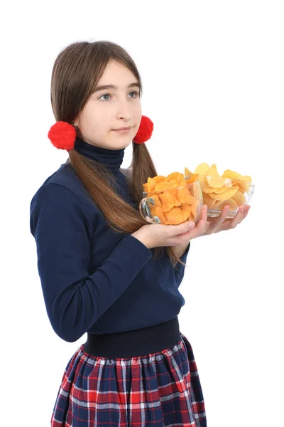 Tonårsflickan Som Håller Skålen Full Potatischips Isolerad Vit Bakgrund Högupplöst — Stockfoto