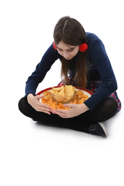 Pré Adolescente Segurando Prato Está Cheio Batatas Fritas Isolado Fundo — Fotografia de Stock