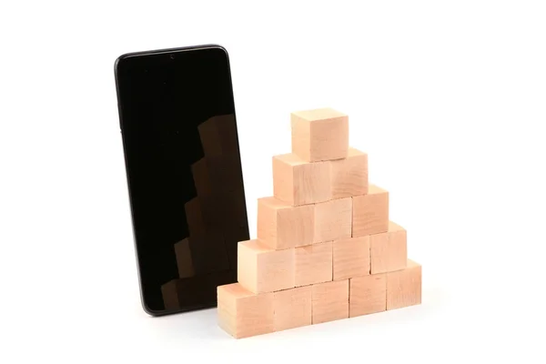 Zwarte Mobiele Smartphone Houten Kubussen Smartphone Met Blanco Scherm Geïsoleerd — Stockfoto