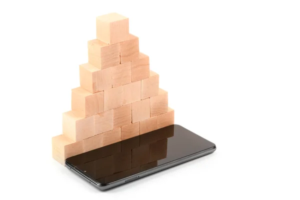 Piramis Fából Készült Kockák Fekete Mobil Okostelefon Okostelefon Üres Képernyővel — Stock Fotó