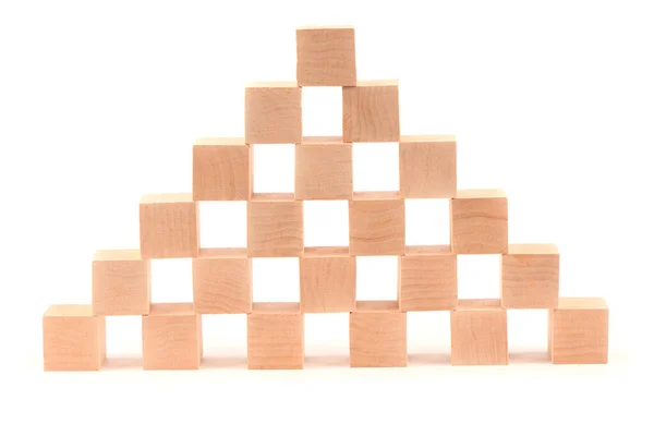 Geometrische Holzpiramide Aus Würfeln Vereinzelt Auf Weißem Hintergrund Foto Hoher — Stockfoto