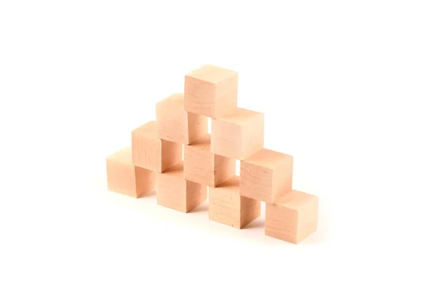 Geometrische Holzpiramide Aus Würfeln Vereinzelt Auf Weißem Hintergrund Foto Hoher — Stockfoto