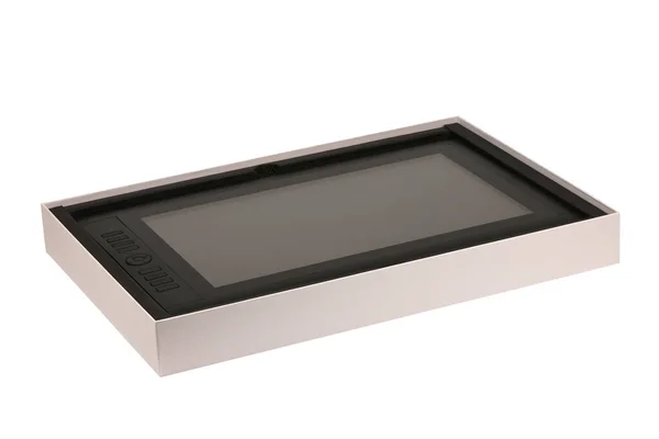白色盒子中的数字平板在白色背景上隔离 带有空白屏幕的黑色平板电脑 高分辨率照片 实地的全部深度 — 图库照片