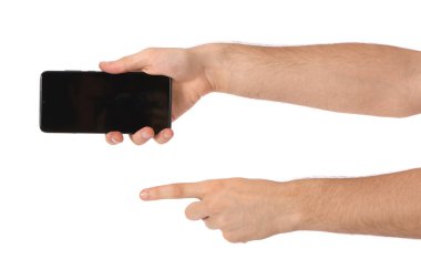 Siyah akıllı telefonu boş ekranla tutan bir adam. Beyaz arka planda izole edilmiş. Yüksek çözünürlüklü. Tam alan derinliği.
