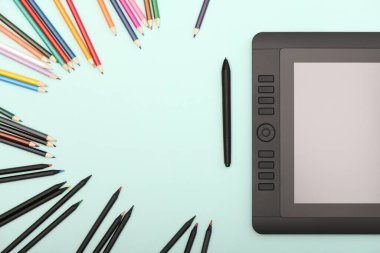 Kireç rengi masasında grafiksel monitör stili. Siyah tablet bilgisayar ve boş ekran. Yüksek çözünürlüklü. Tam alan derinliği. Çalışma ortamı kavramı