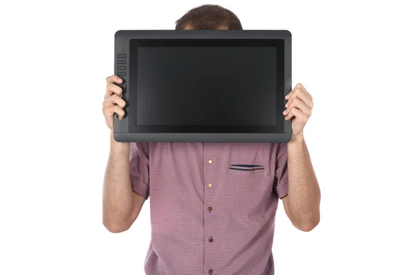 男は白い背景にグラフィックモニターを保持しています 空白の画面を持つ黒いタブレットコンピュータ 高解像度写真 場の深さ — ストック写真