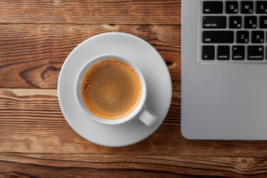 dizüstü bilgisayar tuş takımı ve kahve Kupası Ahşap tablo