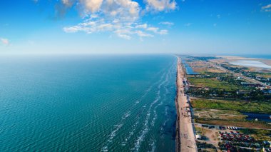 güzel bir plaj ve yeşil ağaçlar havadan görünümü 