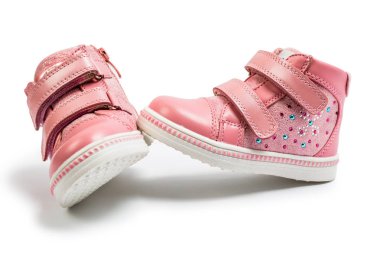 Beyaz bir arka plan üzerinde izole pembe çocuk spor ayakkabı