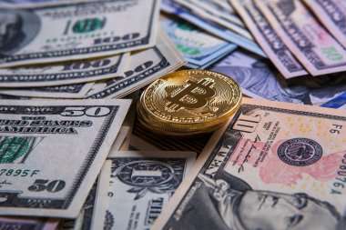 Altın bitcoin sikke ve bize ahşap masa, elektronik cryptocurrency dolar