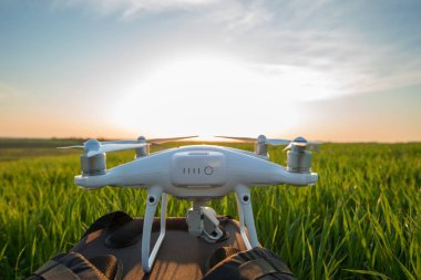 quadcopter dron yeşil alan, modern teknoloji ve doğa 