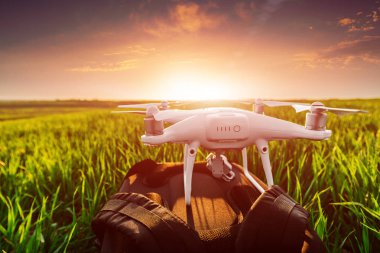 quadcopter dron yeşil alan, modern teknoloji ve doğa 