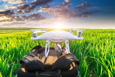 quadcopter dron yeşil alan, modern teknoloji ve doğa 