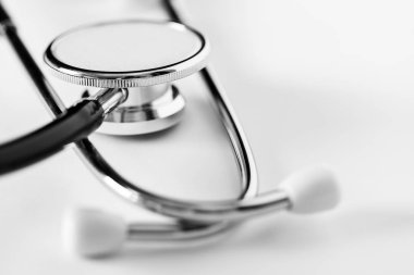 Tıbbi steteskop beyaz arkaplanda izole edildi 