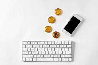 klavye, bitcoins ve kredi kartı beyaz arka plan üzerinde izole 