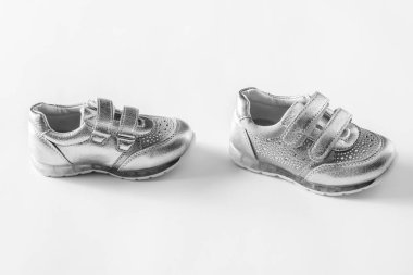 düz yatıyordu, gümüş çocuk spor ayakkabı beyaz bir arka plan üzerinde izole