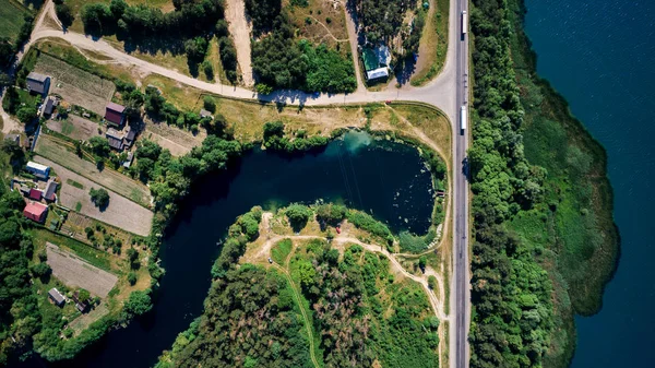 güneşli şehir ve doğa havadan görünümü