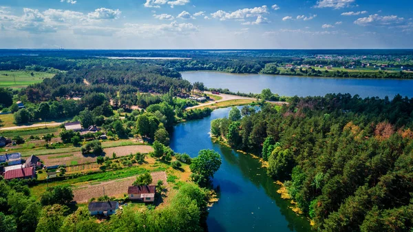 güneşli şehir ve doğa havadan görünümü