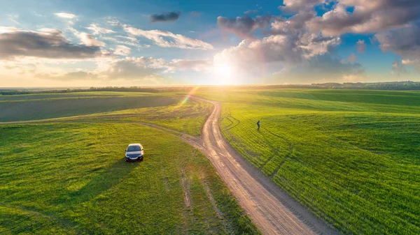 yeşil alan ve mavi gökyüzü, yaz doğa ile pitoresk manzara 