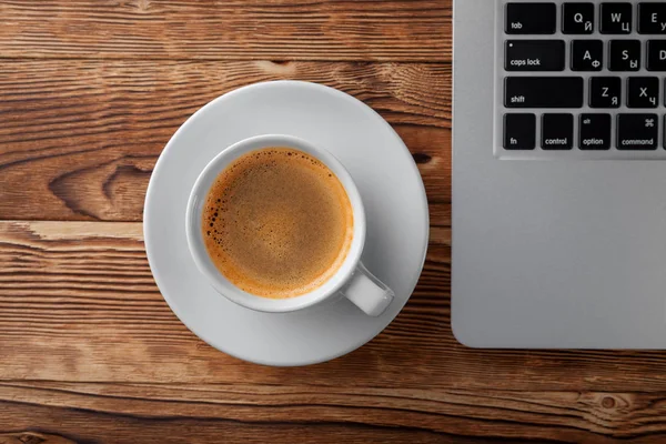 dizüstü bilgisayar tuş takımı ve kahve Kupası Ahşap tablo