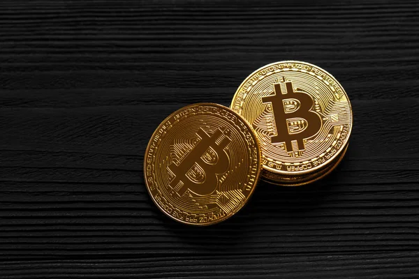 Ahşap masa, elektronik cryptocurrency altın Bitcoin para