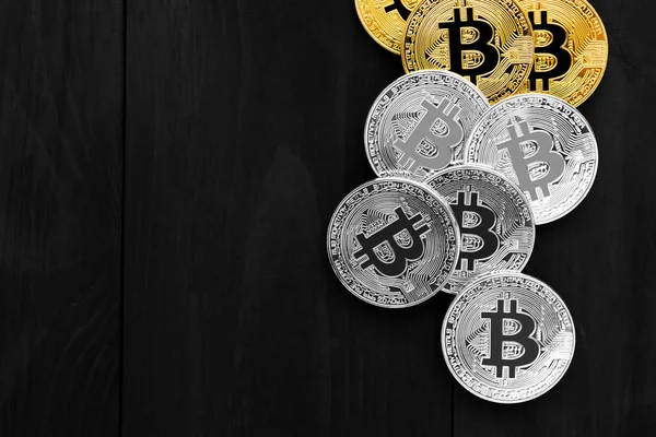 Ahşap masa, elektronik cryptocurrency altın Bitcoin para