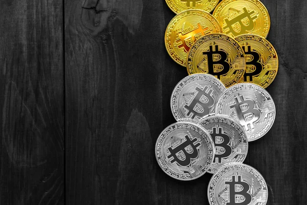 Ahşap masa, elektronik cryptocurrency altın Bitcoin para
