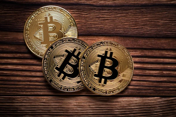 Ahşap masa, elektronik cryptocurrency altın Bitcoin para