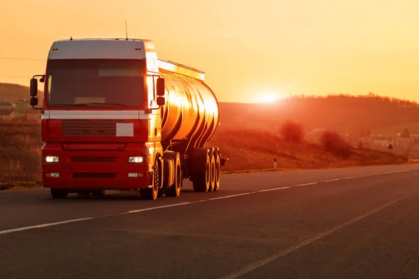Yolda ve gün batımında kırsal manzara gelen beyaz kamyon