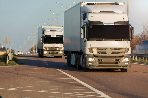 yolda iki gelen beyaz kamyon 