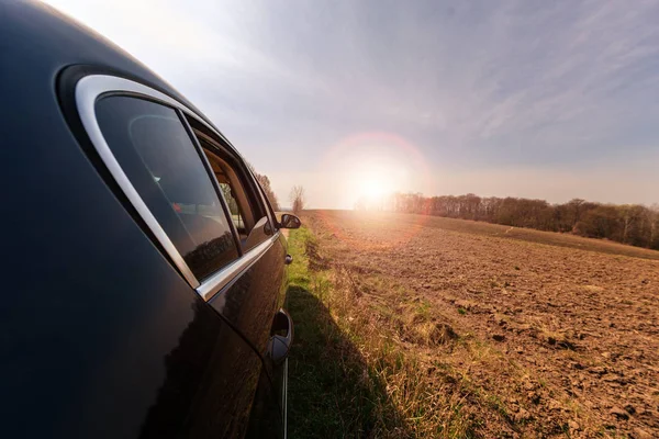 Car Dirt Road Green Field Sunny Day — Stock Photo, Image