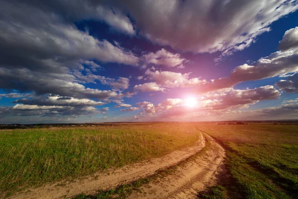 Paisagem Rural Com Campo Rural Céu Azul Dia Ensolarado — Fotografia de Stock