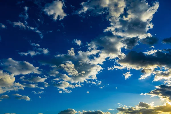 Błękitne Niebo Chmurami Słoneczny Dzień Tle Natura — Zdjęcie stockowe