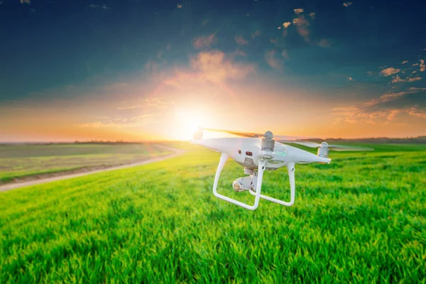 Quadcopter Drone Latający Błękitne Niebo Nad Zielone Pola — Zdjęcie stockowe