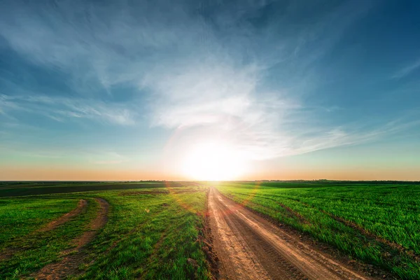 kırsal manzara mavi gökyüzü güneşli ve kırsal alan ile