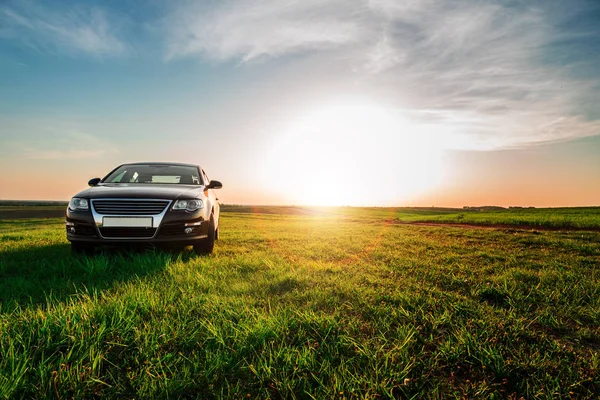 阳光明媚的日子 在绿地里的泥土路上行驶的汽车 — 图库照片