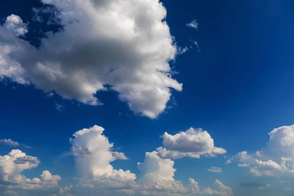 Langit Biru Dengan Awan Pada Hari Cerah Latar Belakang Alam — Stok Foto