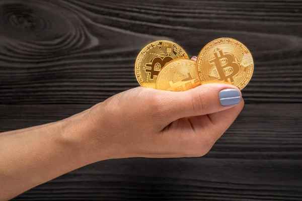 Жіночий Руки Тримає Bitcoin Монети Тлі Дерев Яний Стіл — стокове фото