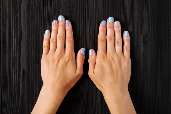 Schöne Weibliche Hände Mit Stilvoller Maniküre — Stockfoto