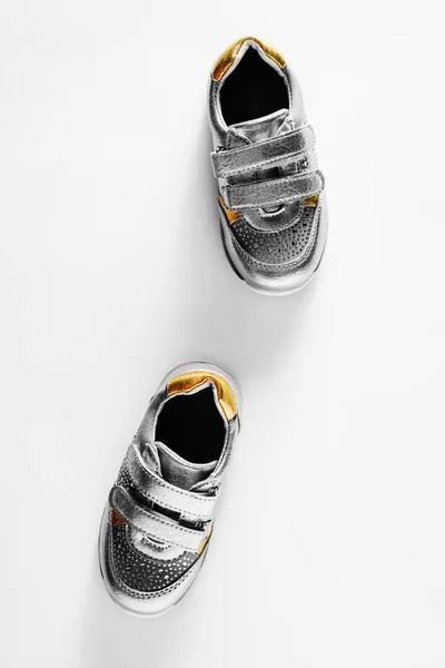 Leigos Planos Sapatos Esportes Infantis Prata Isolados Fundo Branco — Fotografia de Stock