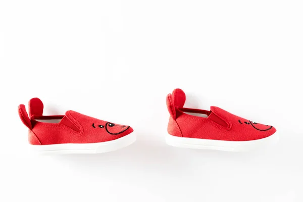Επίπεδη Lay Κόκκινα Παιδικά Αθλητικά Παπούτσια Που Απομονώνονται Λευκό Φόντο — Φωτογραφία Αρχείου