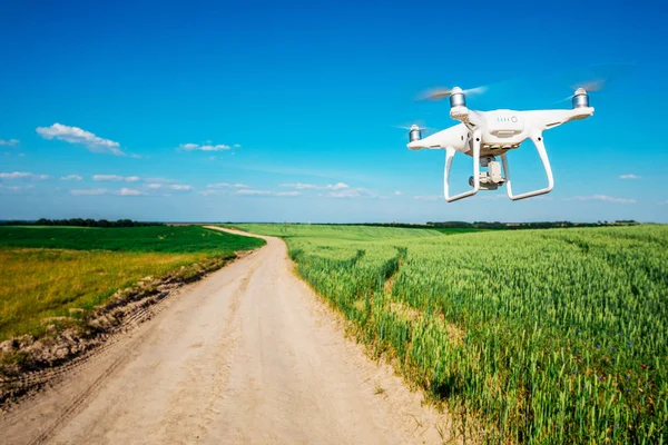 Quadcopter Drone Latający Błękitne Niebo Nad Zielone Pola — Zdjęcie stockowe