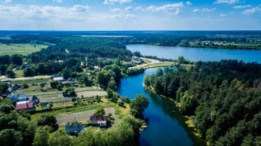 güneşli şehir ve doğa havadan görünümü