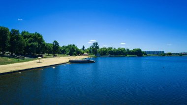 pitoresk orman ve güneşli açık mavi nehir 
